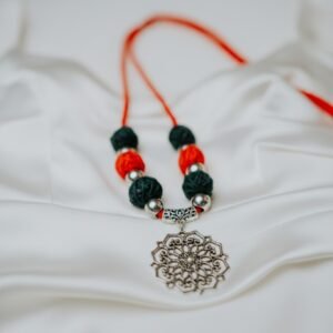 aris– thread & metal necklace